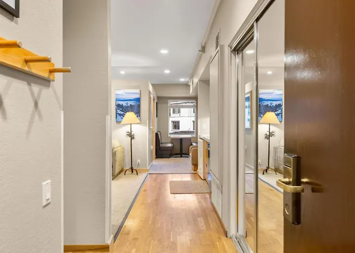 Palisades Tahoe Lodge Rentals Studio #211