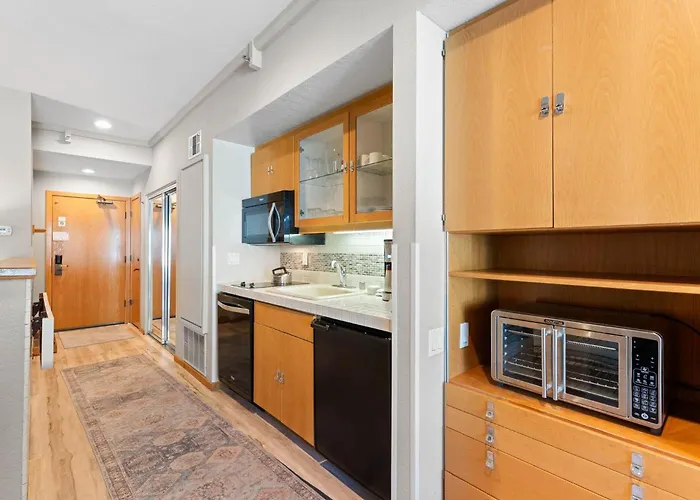 Palisades Tahoe Lodge Rentals Studio #207