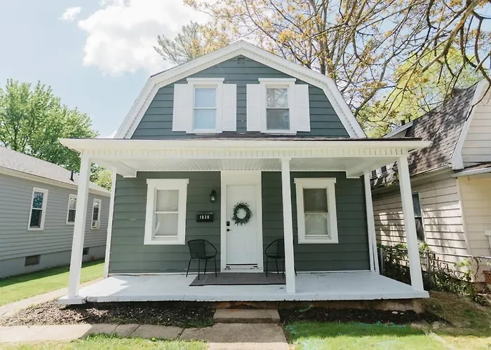 Beautiful Cape Cod House In Central Location