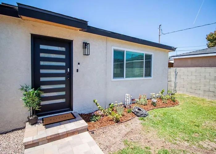 Comfortable & Modern 3Bd/2Ba Home -Pet Friendly!