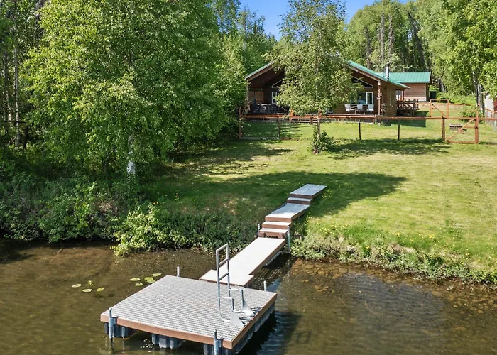 Wasilla 'Spruce Moose' Cabin: Lakefront + Hot Tub!