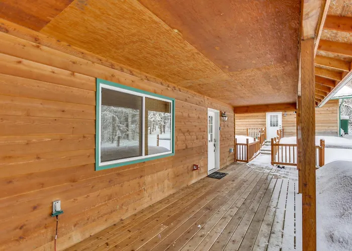 Wasilla 'Spruce Moose' Cabin: Lakefront + Hot Tub!