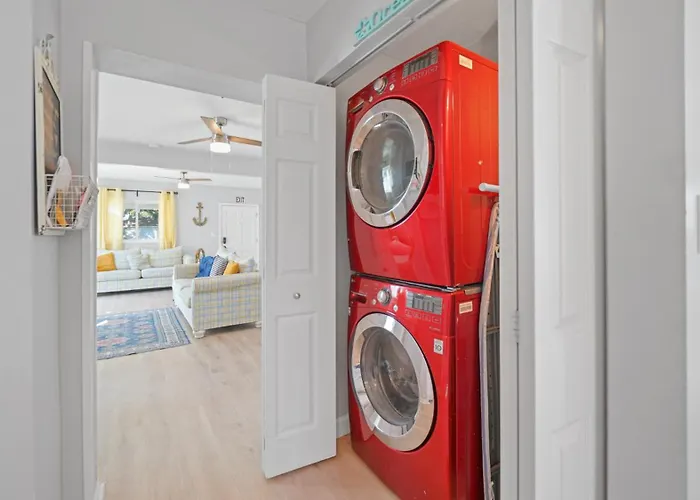 Jacksonville Beach Home - Walk To Beach, Bars & Restaurants - Pet Friendly