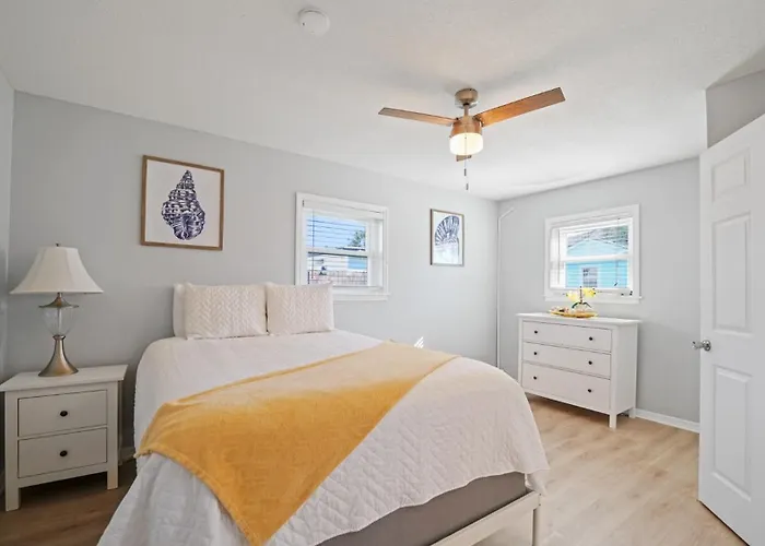 Jacksonville Beach Home - Walk To Beach, Bars & Restaurants - Pet Friendly