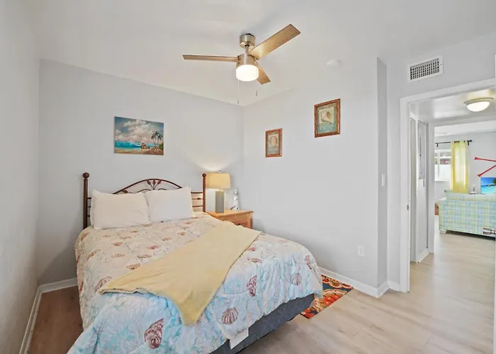 Jacksonville Beach Home - Walk To Beach, Bars & Restaurants - Pet Friendly