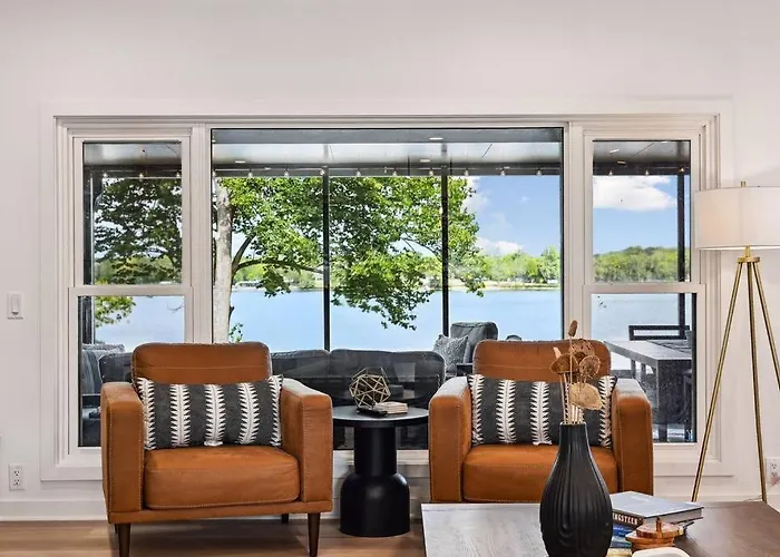 Luxury Cowdry Cottage Lake Home