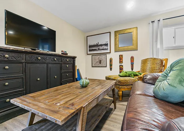 Mile To Beach! Tiki Master Suite