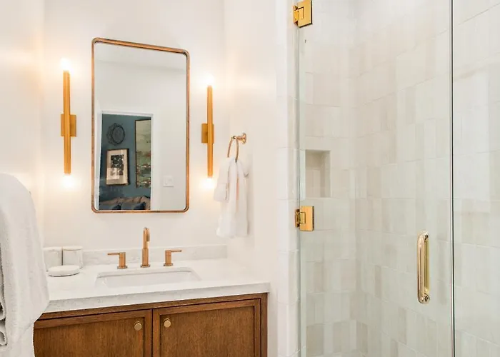 Independence Square 205, Stylish Hotel Room With Ac, Great Location In Aspen
