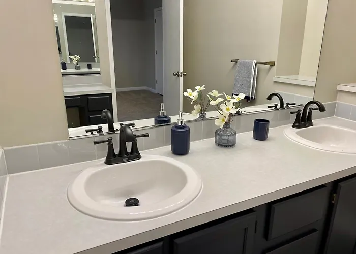 Charming Condo Near Wfu And Hospitals, Full Kitchen, Strong Wifi, In-Unit Laundry