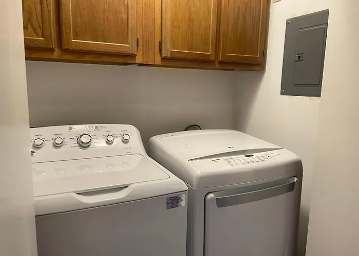 Charming Condo Near Wfu And Hospitals, Full Kitchen, Strong Wifi, In-Unit Laundry
