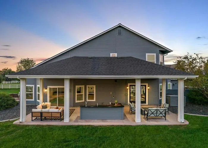 Private Oasis On 2 Acres With Indoor Pool And Theater