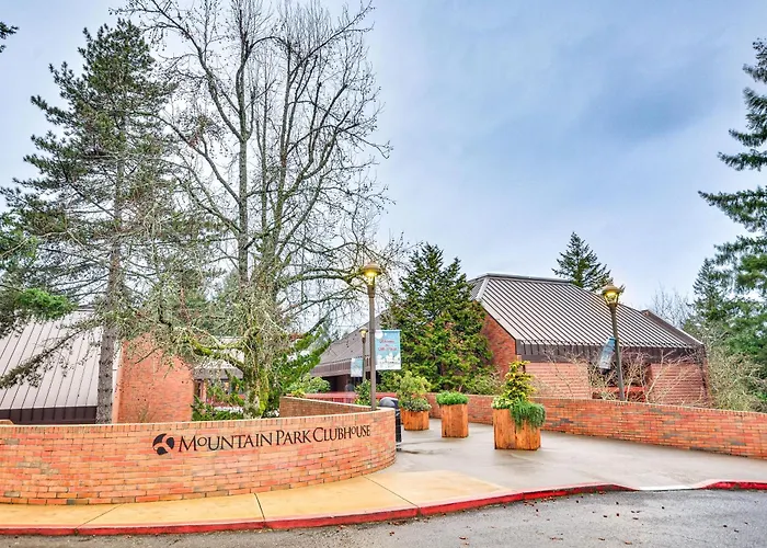 Lake Oswego Condo W/ Balcony, 3 Mi To The Water!