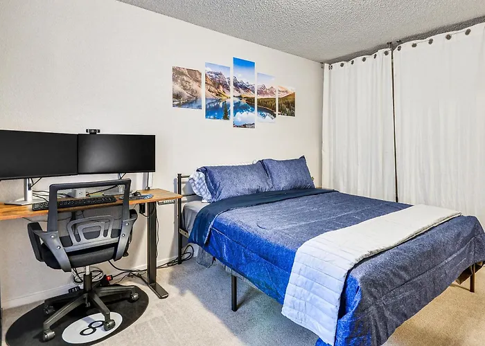 Lake Oswego Condo W/ Balcony, 3 Mi To The Water!