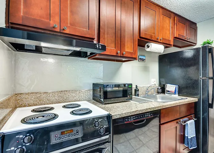Lake Oswego Condo W/ Balcony, 3 Mi To The Water!