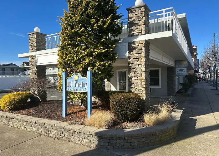 Beautiful Condo Sleeps 4- Only 2 Blocks From Beach