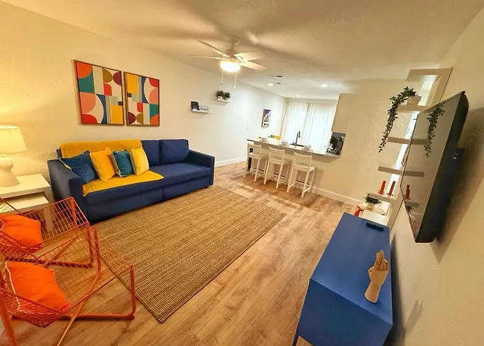 *New* Gorgeous Sunshine - 2Bd/1Ba - Private Fenced Backyard!