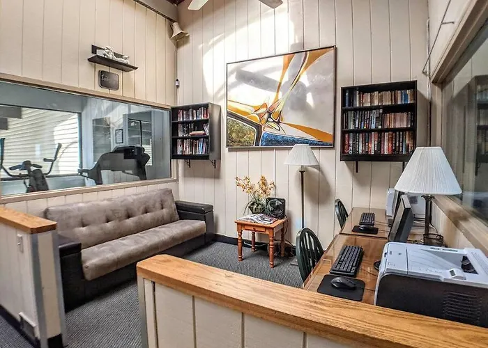 Cute Lower Level Cedar Lodge Room With Balcony & Lake Views!