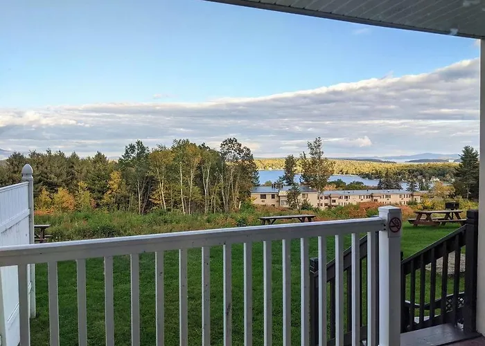 Cute Lower Level Cedar Lodge Room With Balcony & Lake Views!
