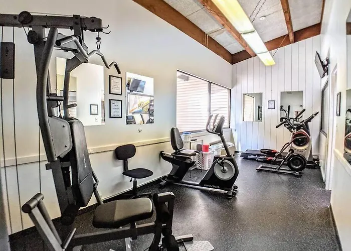 Cute Cedar Lodge Studio With Balcony & Lake Views!