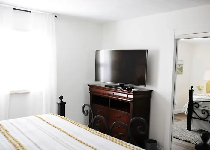 5 King Beds, 1Q 1Full P/O Newly Remodeled 2800 Sq Ft