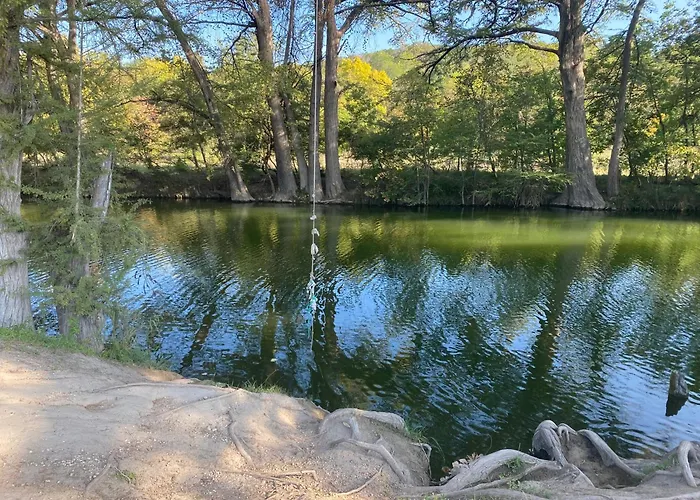 Bandera Bungalow - River, Downtown, Peaceful Fenced Corner Lot! King Bed!