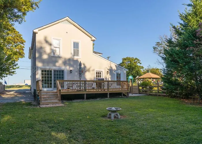 The Lyellton House: Water View, Steps From Beach