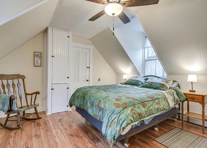 Great For Groups! Spacious Wilton Getaway W/ Deck