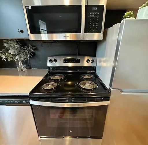 Stylish Studio-Free Parking, Prime Location
