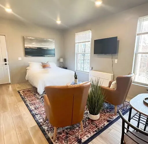 Stylish Studio-Free Parking, Prime Location