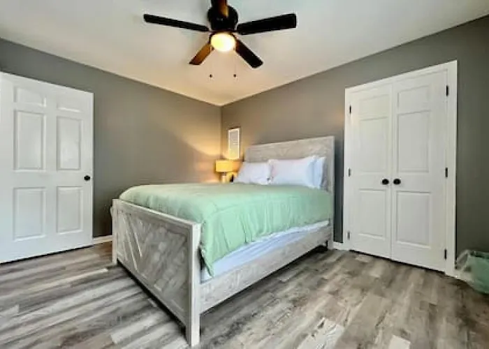 Sleek Remodeled Design 2 Bed Trenton, Oh Apartment