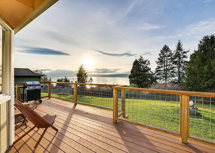 Port Townsend Escape W/ Deck, Bay & Mountain Views