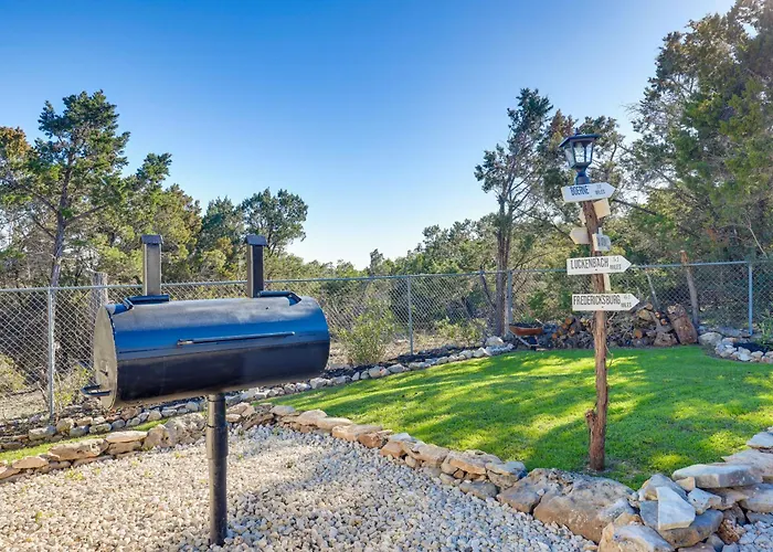 Awesome Canyon Lake Home: Rooftop Deck & Fire Pit!