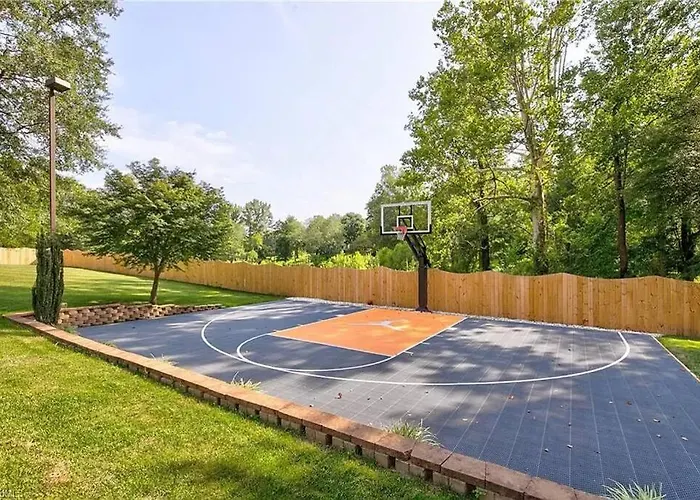 Fantastic Cottage With Big Backyard Near The City
