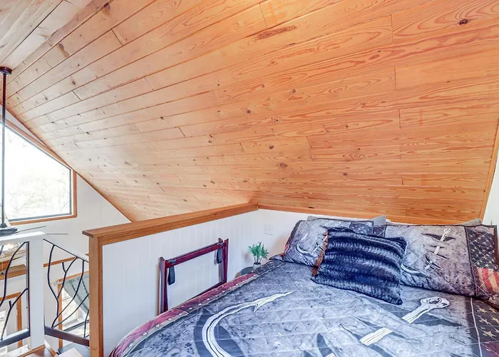 Lakefront Arkansas Home W/ Deck, Grill & Cornhole!