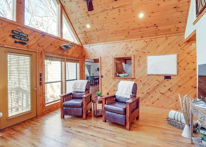 Lakefront Arkansas Home W/ Deck, Grill & Cornhole!
