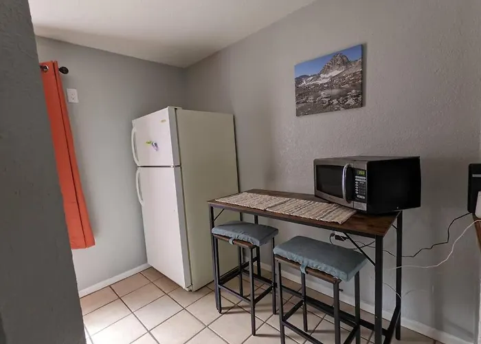 Cute, Cozy Apt Near Hendricks