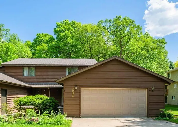 Green Bay Cozy Home, 3 Bed Rooms, 6 Beds, 2 Bath