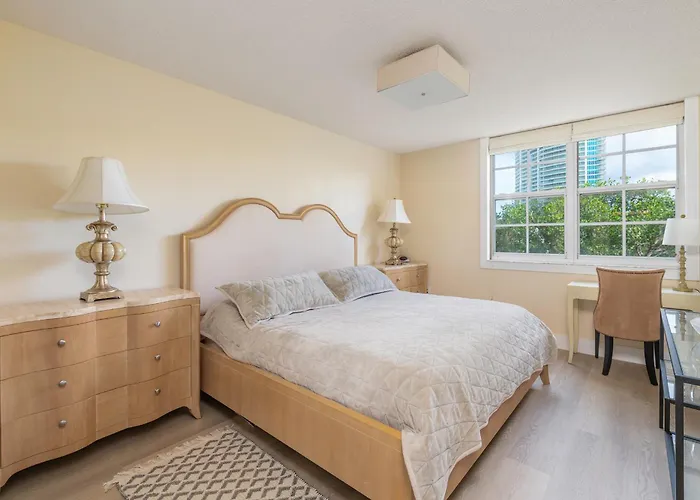 Spacious 3 Bedroom Condo In Aventura