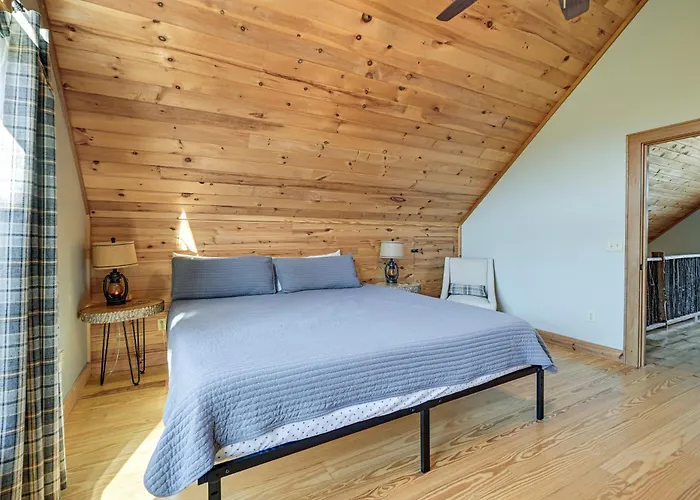 Bryson City Cabin: Deck & Mountain-View Hot Tub