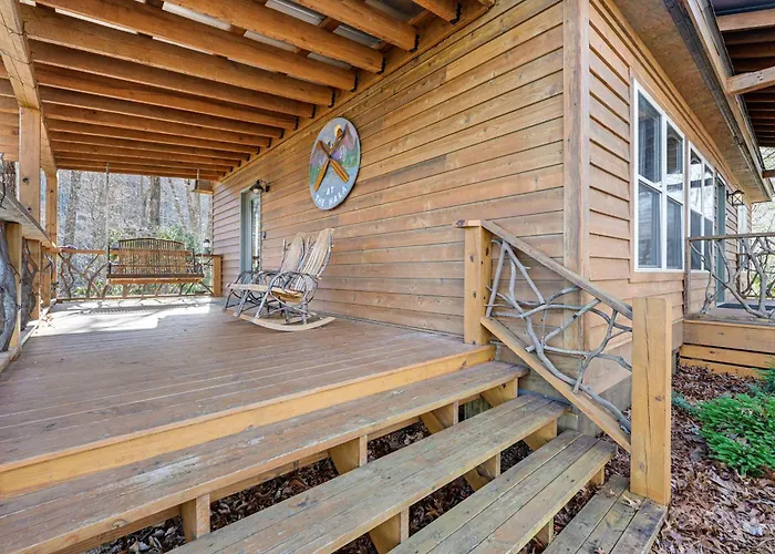 Bryson City Cabin: Deck & Mountain-View Hot Tub