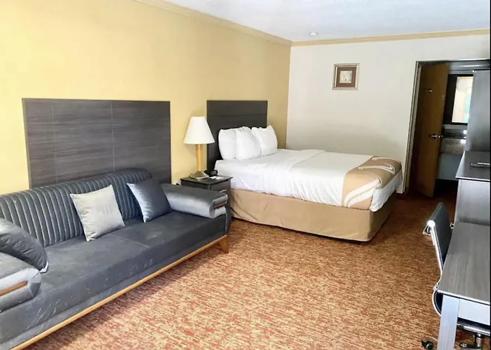 Hibiscus Inn & Suites
