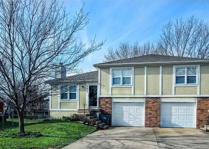 Beautiful And Cozy Olathe Home.
