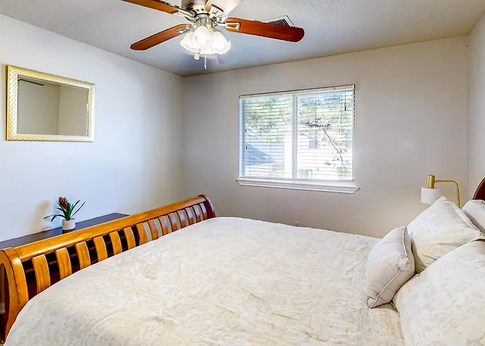 3 Mi To Downtown Conroe: Updated Townhome W/ Yard