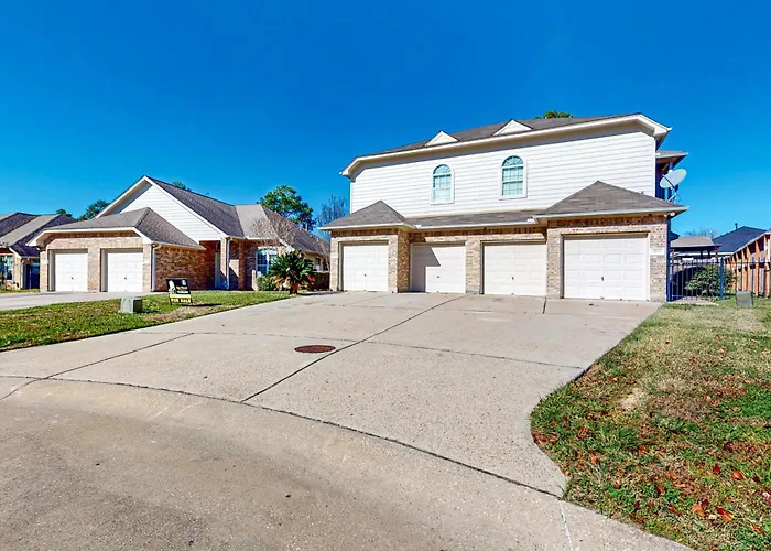 3 Mi To Downtown Conroe: Updated Townhome W/ Yard