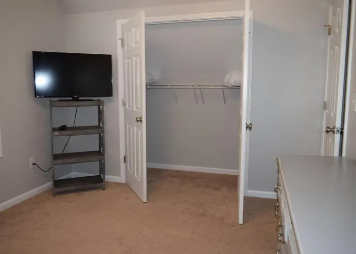 Home In Greenville 4 Bedrooms, 4 Beds, 2 Baths