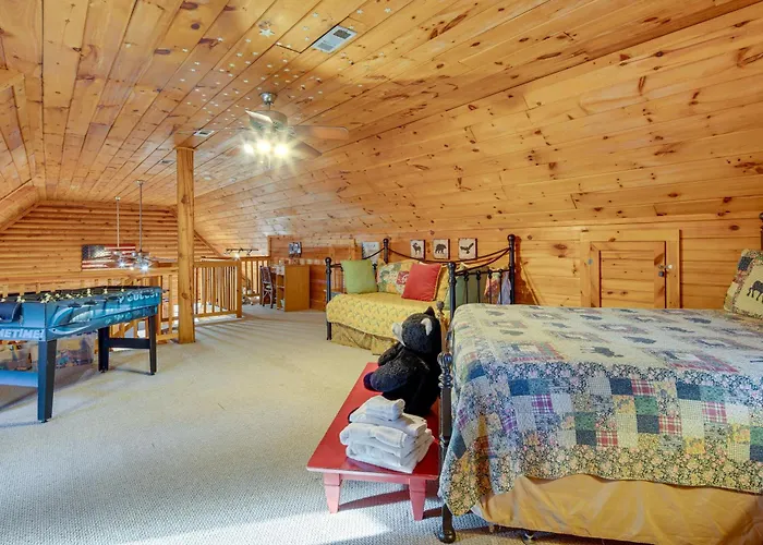 Pet-Friendly Cabin W/ Loft: 5 Mi To Lake Lure!