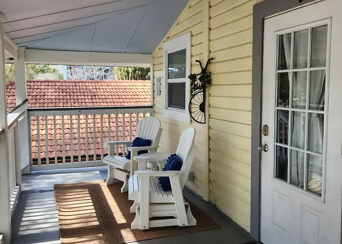 Cozy Apartment Overlooking Downtown And Park No Kids, No Pets