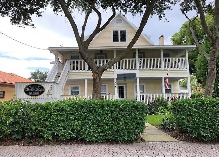 Downtown Dunedin! 2 Bedroom 2 Bath No Kids, No Pets