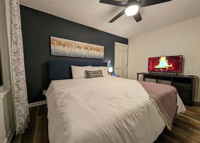 Modern Luxe Family & Groups Friendly Bungalow With Patio & Workspace