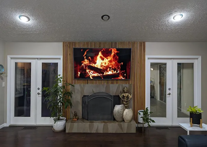 Modern Luxe Family & Groups Friendly Bungalow With Patio & Workspace